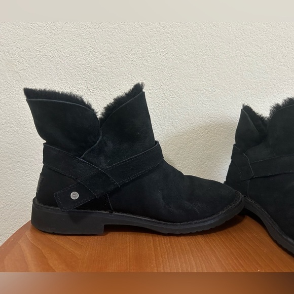 UGG Romely Short Buckle Women’s Size 7.5 Black Suede Ankle Boot Fur Wool Plush - Picture 2 of 9